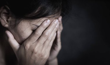 Bunalımlı kadın. Yalnızlık Gençlik Kızları. Üzgün kadın ağlıyor. Boş bir odada yalnız oturan üzgün kadın. Kadınlara yönelik cinsel taciz ve tecavüz kavramı.