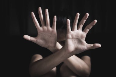 Üzgün kadın aile içi şiddeti durdurmak için elini kaldırdı. Kadınlara Karşı Şiddetin Önlenmesi İçin Uluslararası Gün. Kadınlara şiddet.