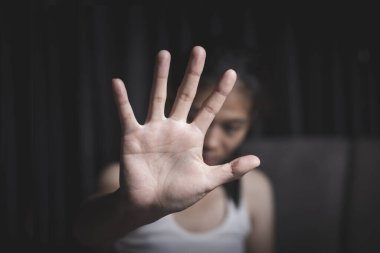 Kadınlara karşı şiddeti ortadan kaldırma kavramı. Kadın eli, kadın kavgasını sembolize eder. Kadınlara Karşı Şiddetin Önlenmesi İçin Uluslararası Gün.