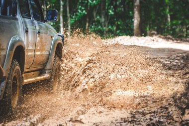  Offroad vagonu. 4x4 arazi aracı çamura saplanmış. Macera yolculuğu kavramı. 