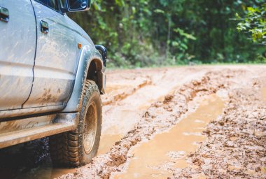  Offroad vagonu. 4x4 arazi aracı çamura saplanmış. Macera yolculuğu kavramı. 