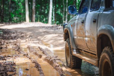 SUV off-road 'da. Offroad vagonu. 4x4 arazi aracı çamura saplanmış. Macera yolculuğu kavramı. 