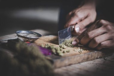 Bağımlılık konsepti, uzun süre uyuşturucu ve alkol kullandıktan sonra bağımlılık krizi geçiren bir bağımlı, uyuşturucuyu durdurun, uyuşturucu ve yasadışı ticarete karşı uluslararası bir gün.