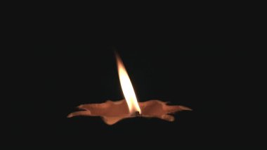 Karanlıktaki mum, mum ışığı alevi dumanlı..