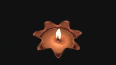 Karanlıktaki mum, mum ışığı alevi dumanlı..