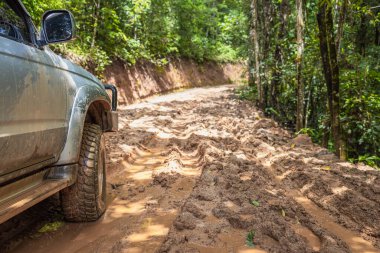 Off-road vagonu. Offroad vagonu kötü yolda. Off-road yarışında çamur ve su sıçraması. Offroad araba seferi