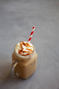  Cam kavanozda kremalı ev yapımı karamel buzlu latte. Boşluğu kopyala.