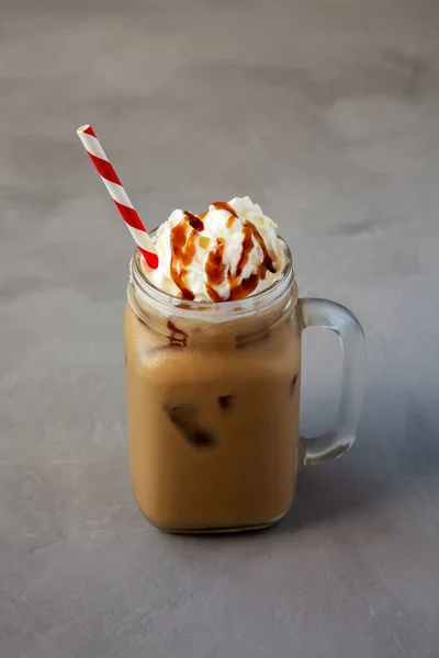 메이드 카라멜 아이세 Homemade Caramel Iced Latte Whipped Cream 글래스 — 스톡 사진