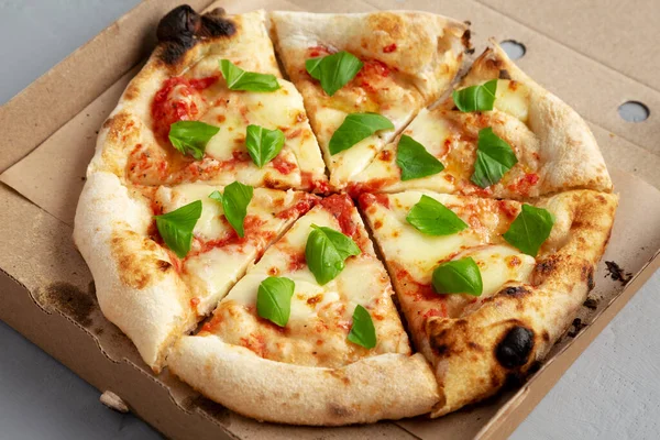 Basil ve Mozarella 'lı organik Margarita Pizza.