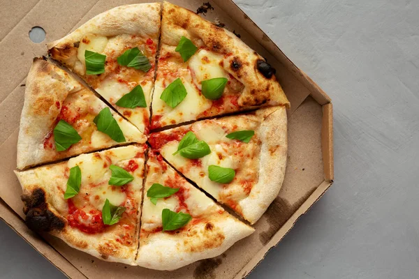 Basil ve Mozarella 'lı organik Margarita Pizza, en iyi manzara. Dümdüz, tepeden, yukarıdan.