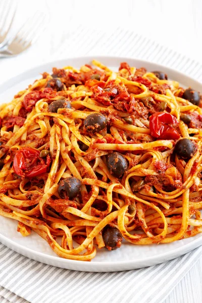 Homemade Tuna Linguine Pasta Tomatoes Olives Capers Plate Side View — Stock Photo, Image