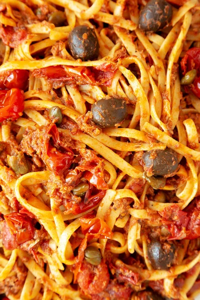Zelfgemaakte Tonijn Linguine Pasta Met Tomaten Olijven Kappertjes Bovenaanzicht Boven — Stockfoto