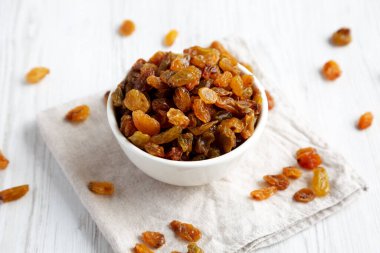 White Bowl 'da organik kuru üzümler, yan görüş. Yakın plan..