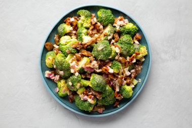 Ev yapımı Brokoli Pastırmalı Salata Gri bir arka planda, üst manzara. Dümdüz, tepeden, yukarıdan.