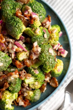 Ev yapımı Brokoli Pastırmalı Salata Gri bir arka planda, üst manzara. Dümdüz, tepeden, yukarıdan. Yakın plan..