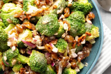 Ev yapımı Brokoli Pastırmalı Salata Gri bir arka planda, üst manzara. Dümdüz, tepeden, yukarıdan. Yakın plan..