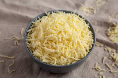 Paramparça Mozzarella peyniri bir kasede, düşük açılı. Yakın plan..