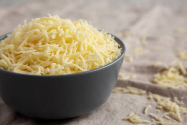 Parçalanmış Mozzarella Peyniri Kasede, yan görünüm. 