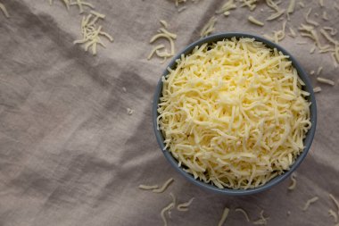 Paramparça Mozzarella peyniri, en iyi manzara. Dümdüz, tepeden, yukarıdan. Boşluğu kopyala.