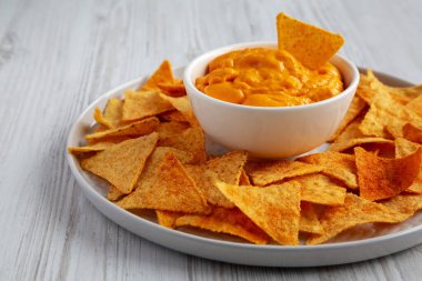 Tortilla cipsli peynirli sos, yan görüş. Yakın plan..