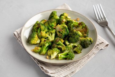 Tabakta ev yapımı kızarmış brokoli, yan görüş..