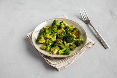 Tabakta ev yapımı kızarmış brokoli, yan görüş..