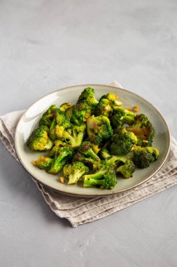 Tabakta ev yapımı kızarmış brokoli, yan görüş.. 