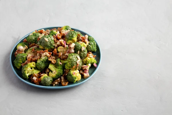 Yapımı Brokoli Bacon Salatası Gri Arka Planda Yan Manzaralı Bir — Stok fotoğraf