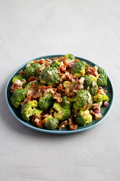 Yapımı Brokoli Bacon Salatası Gri Arka Planda Bir Tabakta Yan — Stok fotoğraf