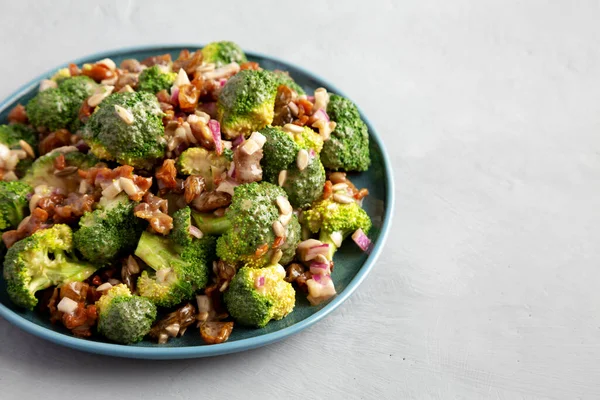 Yapımı Brokoli Bacon Salatası Gri Arka Planda Yan Manzaralı Bir — Stok fotoğraf