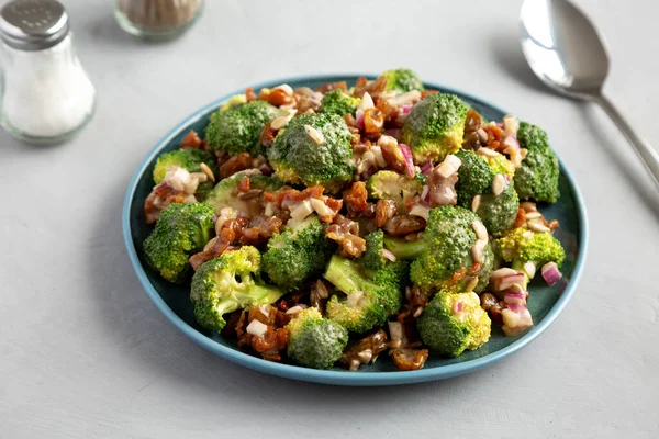 Yapımı Brokoli Bacon Salatası Gri Arka Planda Bir Tabakta Yan — Stok fotoğraf