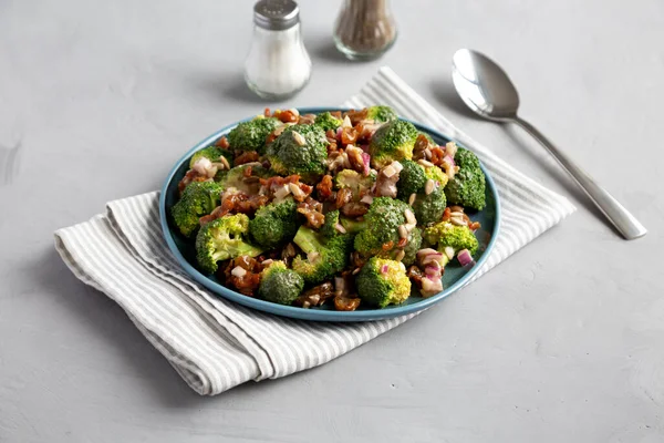 Hausgemachter Brokkoli Speck Salat Auf Einem Teller Auf Grauem Hintergrund — Stockfoto