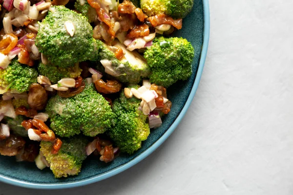 Yapımı Brokoli Pastırmalı Salata Gri Bir Arka Planda Üst Manzara — Stok fotoğraf