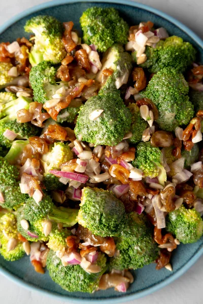 Yapımı Brokoli Pastırmalı Salata Gri Bir Arka Planda Üst Manzara — Stok fotoğraf