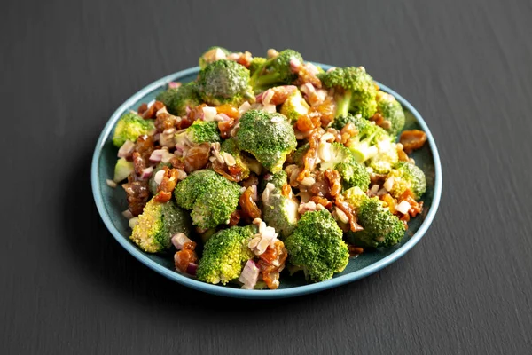 Yapımı Brokoli Bacon Salatası Siyah Arka Planda Bir Tabakta — Stok fotoğraf