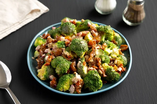 Yapımı Brokoli Bacon Salatası Siyah Arka Planda Bir Tabakta — Stok fotoğraf