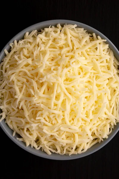 Измельченный Сыр Моцарелла Миске Черном Фоне Вид Сверху Плоский Лежал — стоковое фото