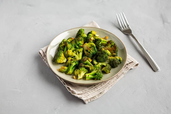 Hausgemachter Gebratener Brokkoli Auf Einem Teller Seitenansicht — Stockfoto