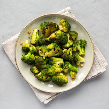 Tabakta ev yapımı kızarmış brokoli, en iyi manzara. Dümdüz, tepeden, yukarıdan. 