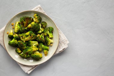 Tabakta ev yapımı kızarmış brokoli, en iyi manzara. Dümdüz, tepeden, yukarıdan. Boşluğu kopyala.