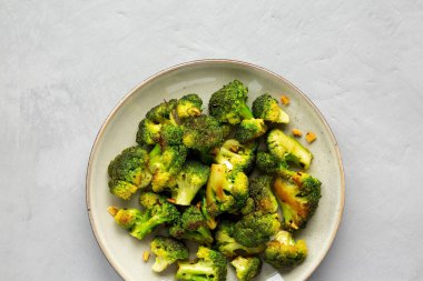 Tabakta ev yapımı kızarmış brokoli, en iyi manzara. Dümdüz, tepeden, yukarıdan. Boşluğu kopyala.