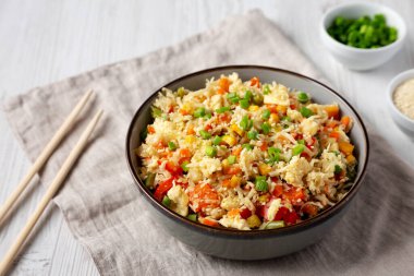 Ev yapımı Karnabahar Frenk soğanlı kızarmış pirinç ve bir kâsede susam tohumları, düşük açılı manzara..