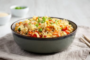 Ev yapımı Karnabahar Kızarmış Pirinç ve susam tohumları bir kasede, yan görünüm. 