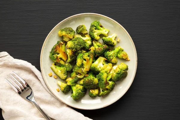 Hausgemachter Gebratener Brokkoli Auf Einem Teller Auf Schwarzem Hintergrund Draufsicht — Stockfoto