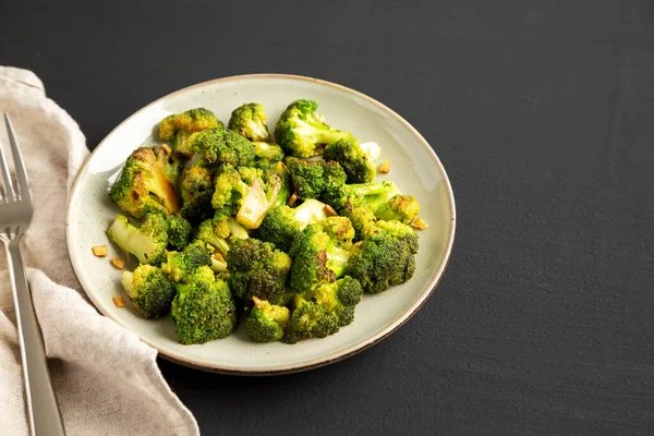Hausgemachter Gebratener Brokkoli Auf Einem Teller Auf Schwarzem Hintergrund Seitenansicht — Stockfoto