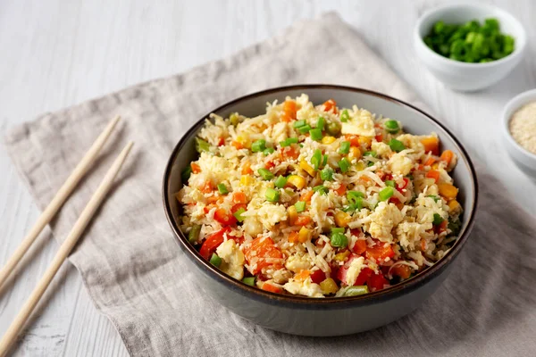 Ev yapımı Karnabahar Frenk soğanlı kızarmış pirinç ve bir kâsede susam tohumları, düşük açılı manzara..