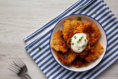 Ev yapımı kızarmış çedarlı mısır böreği tabakta, en iyi manzara. Dümdüz, tepeden, yukarıdan.