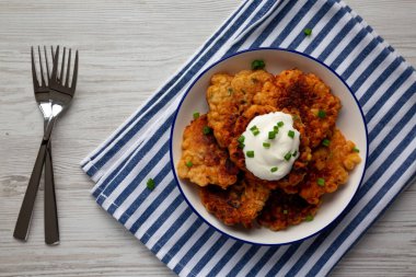 Ev yapımı kızarmış çedarlı mısır böreği tabakta, en iyi manzara. Dümdüz, tepeden, yukarıdan. 