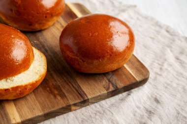 Tahta üzerinde ev yapımı Brioche Hamburger Çörekleri, alçak açılı. Yakın plan..