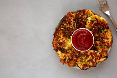 Tabakta soğanlı ev yapımı Karnabahar Çedar Böreği. Dümdüz, tepeden, yukarıdan. Boşluğu kopyala.